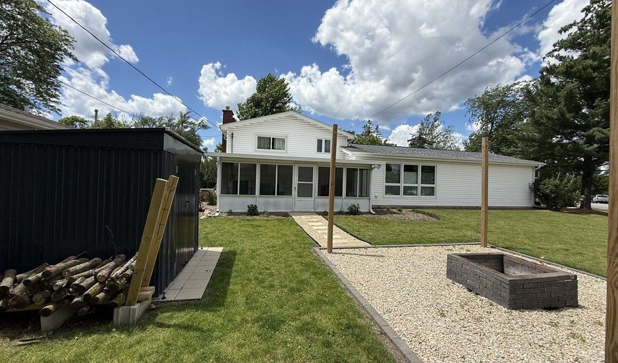 2305 N Williamsburg St, Arlington Heights, IL 60004 - 3 Beds, 2 Bath