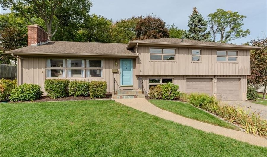 22 Whitewood Dr, Cranston, RI 02920 - 4 Beds, 3 Bath