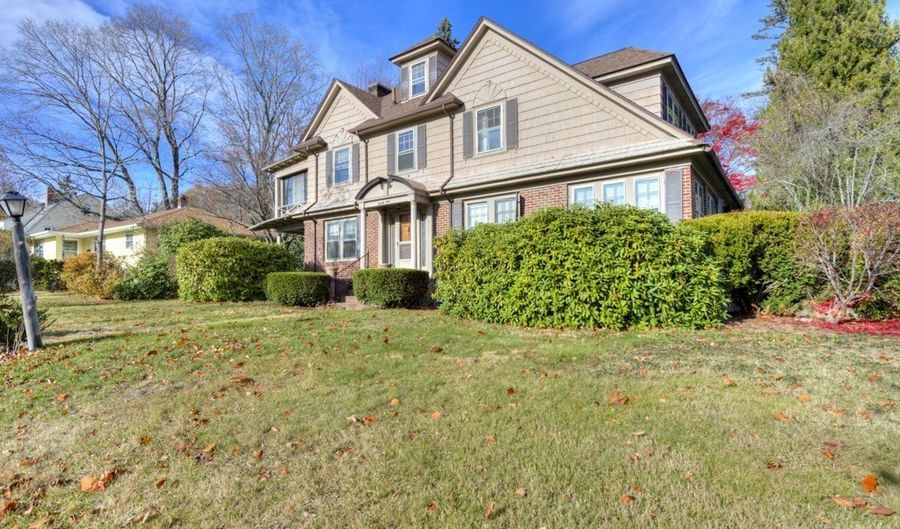 24 Hadwen Rd, Worcester, MA 01602 - 4 Beds, 3 Bath