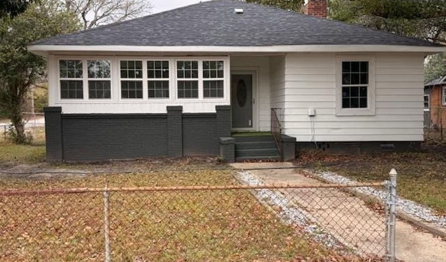822 Chestnut St, Camden, SC 29020 - 3 Beds, 2 Bath