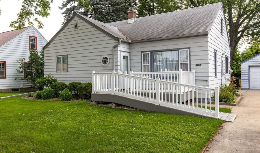2114 N RICHMOND St, Appleton, WI 54911 - 3 Beds, 1 Bath