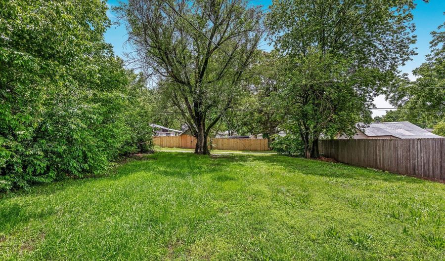 318 W Olive St, Aurora, MO 65605 - 2 Beds, 2 Bath