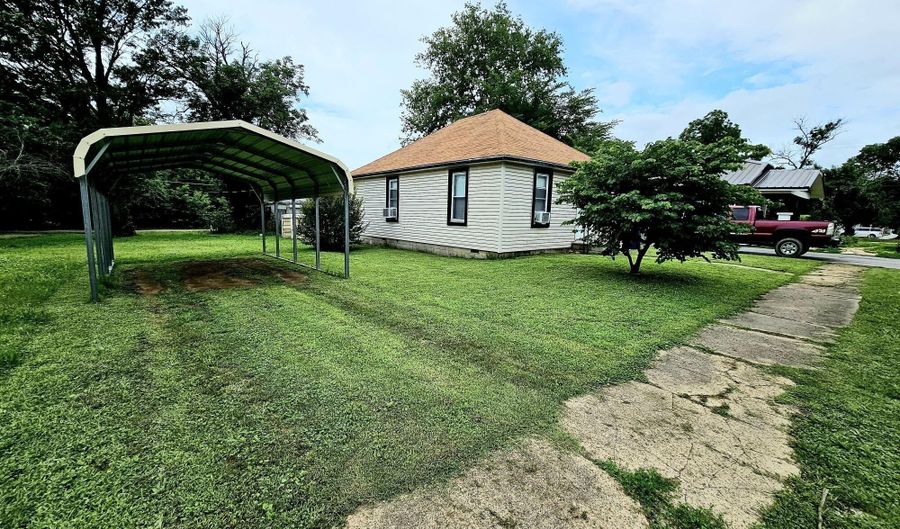 1109 Lincoln Ave, Baxter Springs, KS 66713 - 2 Beds, 1 Bath