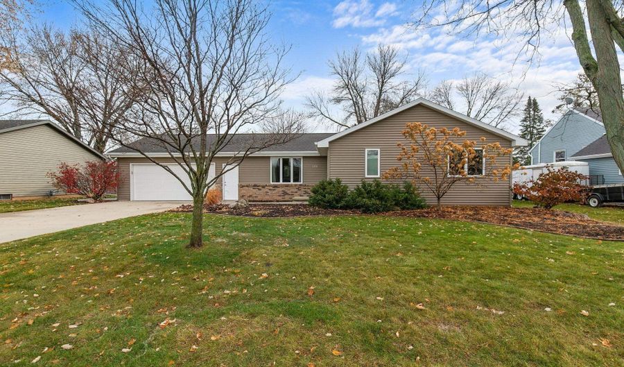 606 S WILD ROSE Ln, Appleton, WI 54914 - 3 Beds, 2 Bath