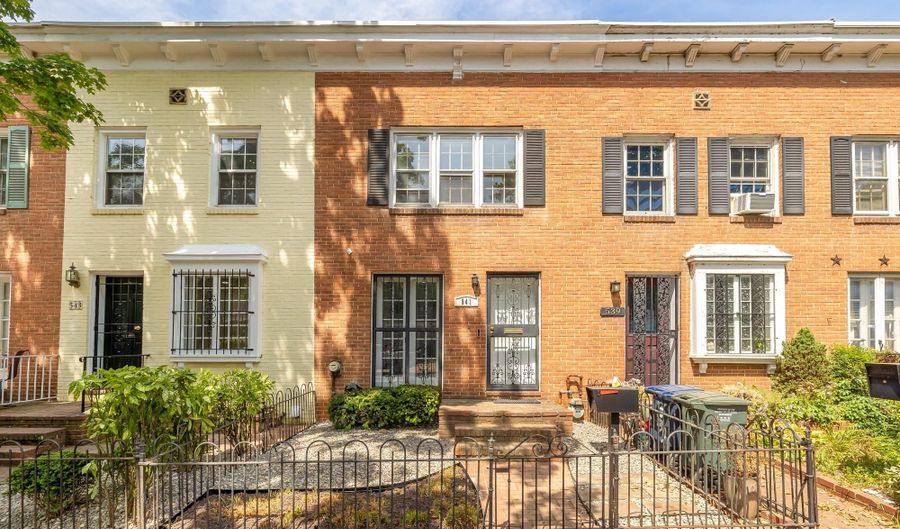 541 4TH St SE, Washington, DC 20003 - 2 Beds, 2 Bath