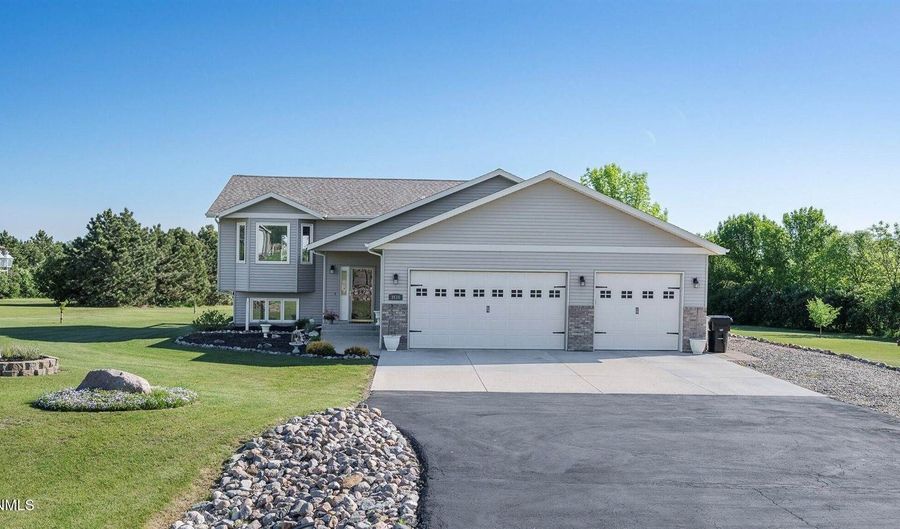 3616 Southridge Ln, Bismarck, ND 58504 - 4 Beds, 3 Bath
