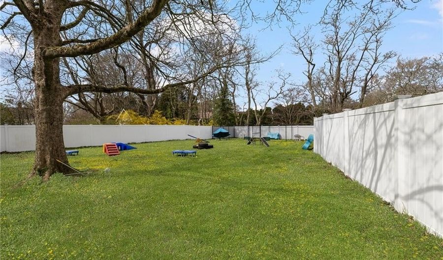 599 E Main Rd, Middletown, RI 02842 - 3 Beds, 2 Bath