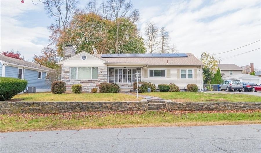 9 Farnum Ave, North Providence, RI 02911 - 5 Beds, 2 Bath