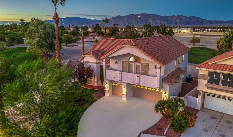 5152 Forest Oaks Dr, Las Vegas, NV 89149 - 4 Beds, 4 Bath