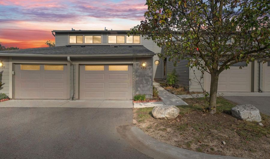 624 Peninsula Ct, Ann Arbor, MI 48105 - 2 Beds, 2 Bath