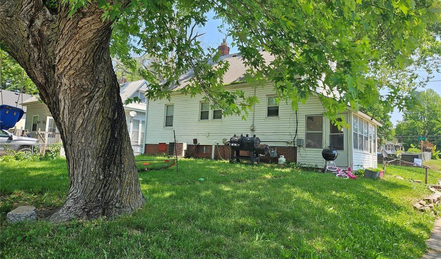 3802 12th St, Des Moines, IA 50313 - 3 Beds, 1 Bath