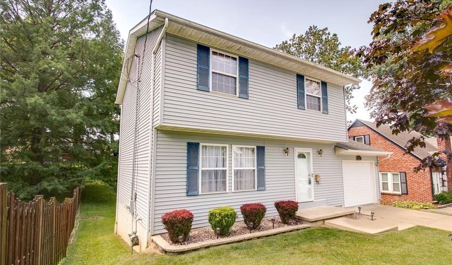 2933 Forest Dr, Alton, IL 62002 - 3 Beds, 4 Bath