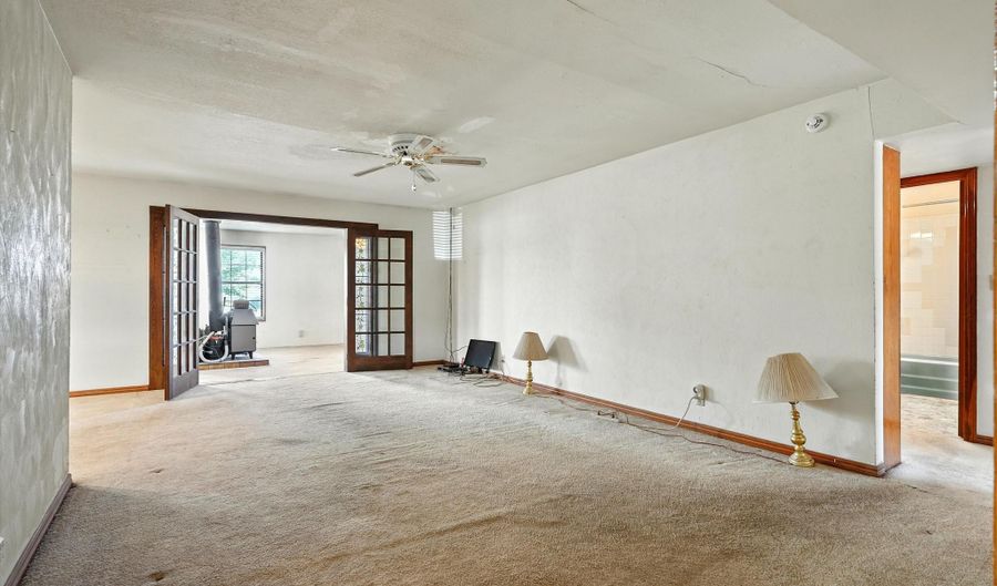 909 CEDAR Ave, Alamogordo, NM 88310 - 2 Beds, 2 Bath