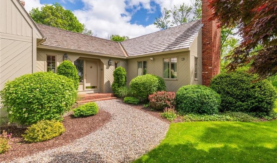 429 Woonsocket Hill Rd, North Smithfield, RI 02896 - 3 Beds, 3 Bath