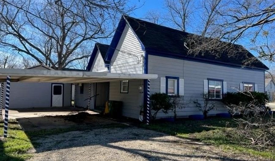 301 S Walnut St, Hico, TX 76457 - 2 Beds, 1 Bath