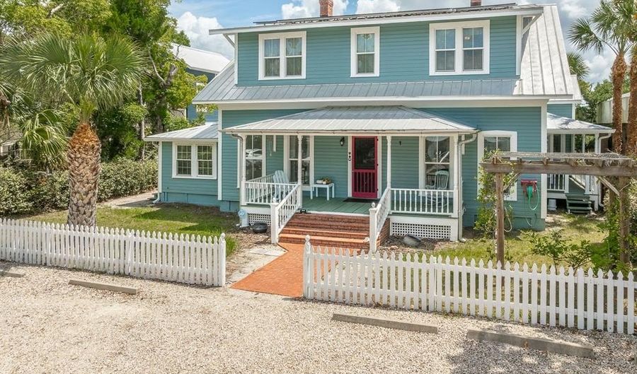 111 4th St, Apalachicola, FL 32320 - 4 Beds, 3 Bath