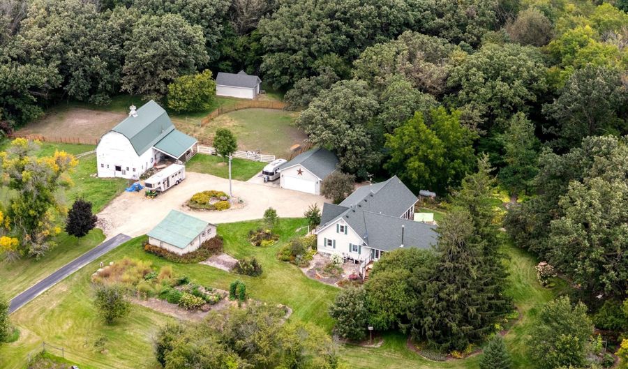 87854 State Highway 251, Austin, MN 55912 - 5 Beds, 3 Bath