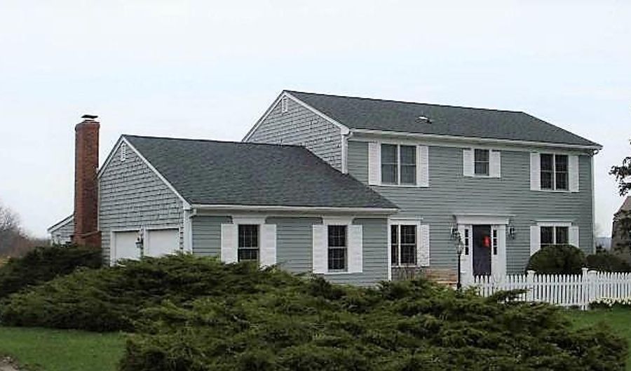 68 Col Christopher Greene Rd, Portsmouth, RI 02871 - 4 Beds, 3 Bath