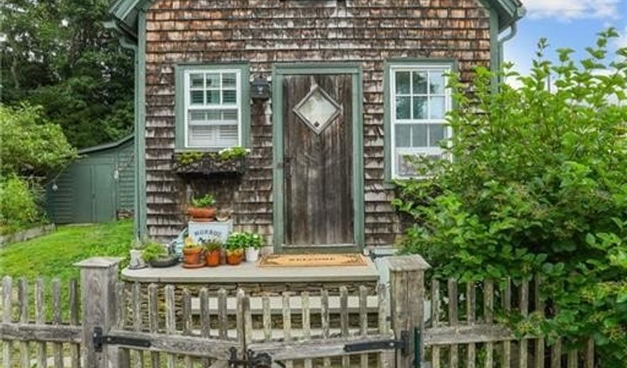 671 County Rd, Barrington, RI 02806 - 3 Beds, 2 Bath