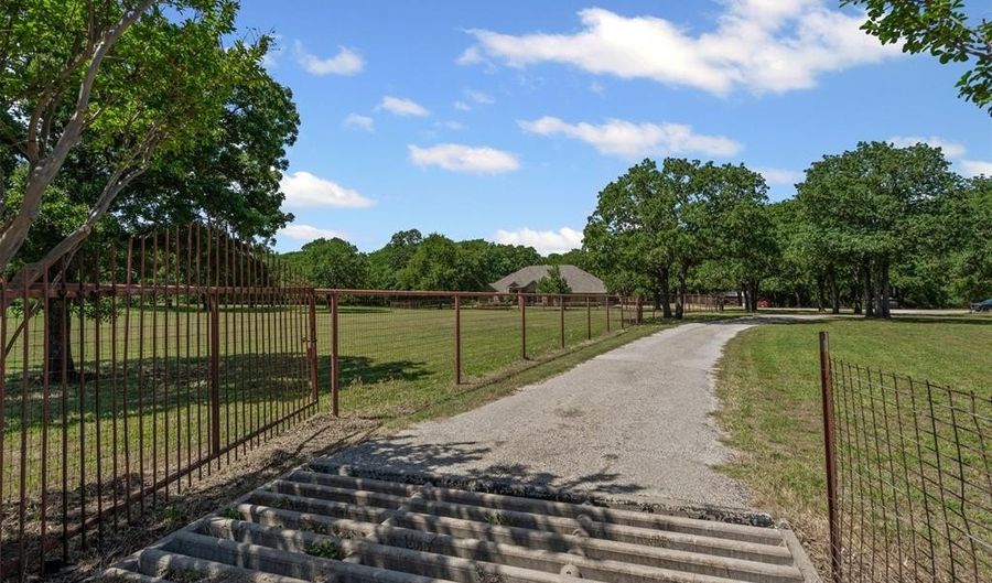 607 Friendship Rd, Weatherford, TX 76085 - 3 Beds, 3 Bath