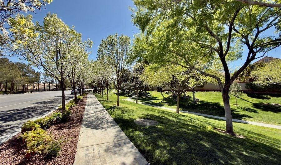 1524 Breeze Canyon Dr, Las Vegas, NV 89117 - 4 Beds, 3 Bath