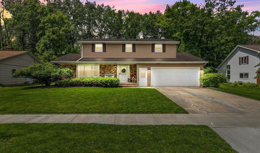 58 CRESTVIEW Dr, Appleton, WI 54915 - 4 Beds, 3 Bath