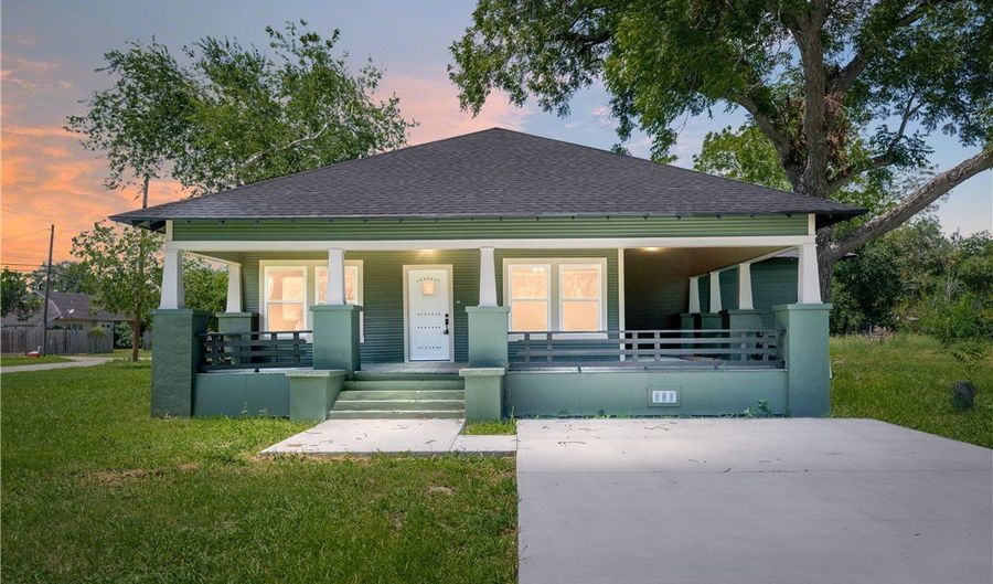 303 E 4th St, Alice, TX 78332 - 4 Beds, 2 Bath