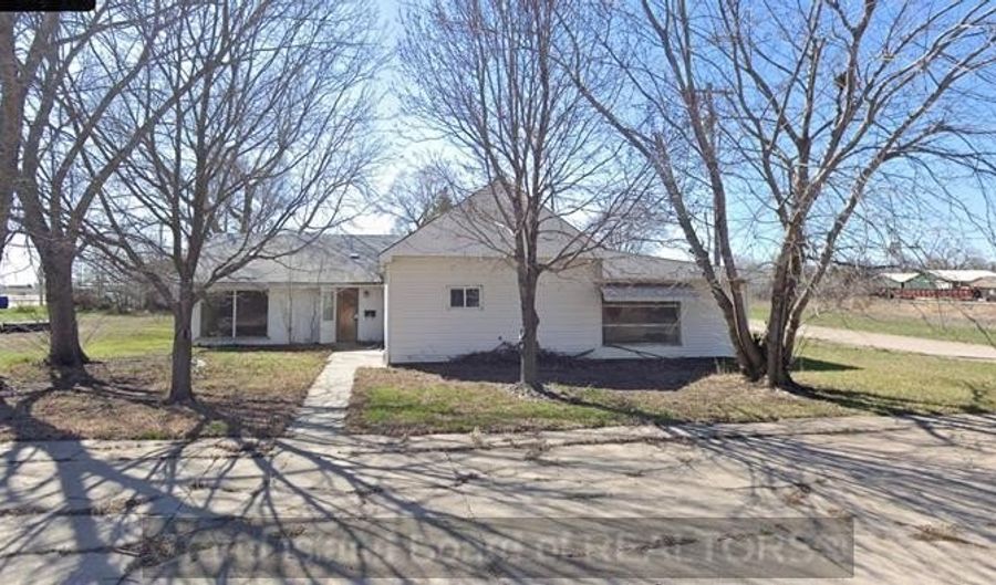513 9th St, Aurora, NE 68818 - 3 Beds, 1 Bath