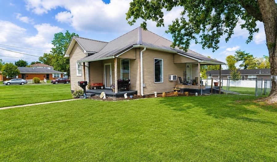 507 W Oak St, Bicknell, IN 47512 - 2 Beds, 2 Bath