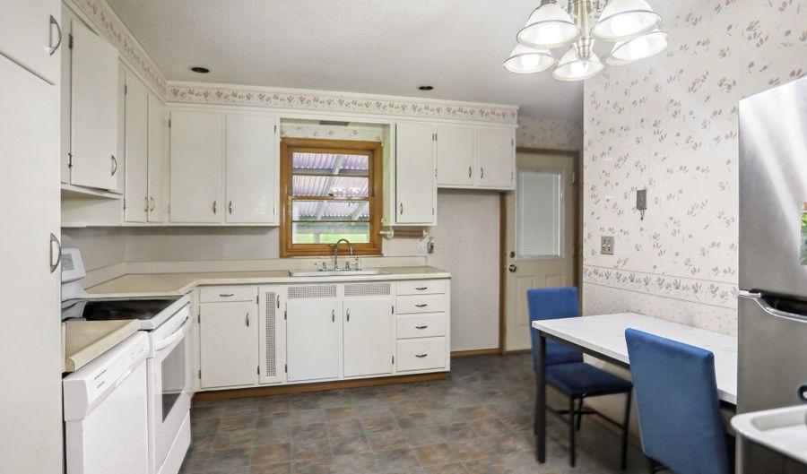520 SE 10th Ave, Aberdeen, SD 57401 - 3 Beds, 2 Bath
