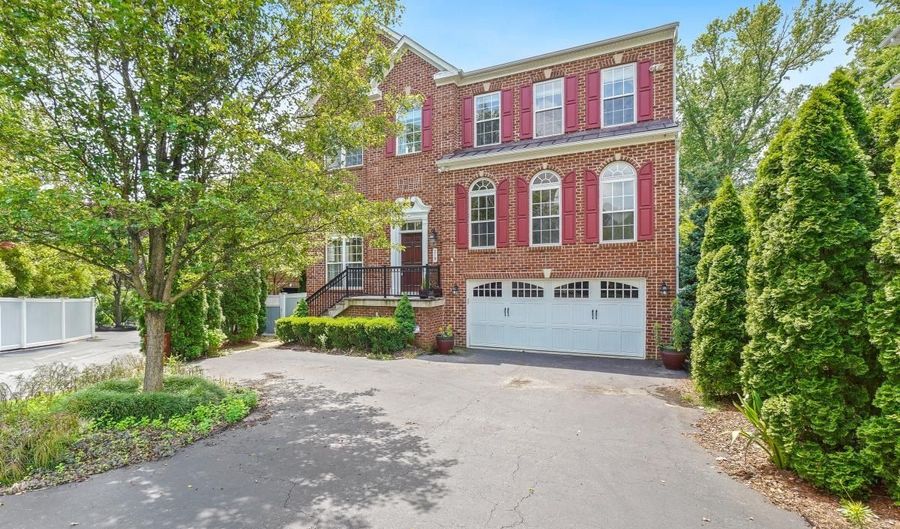 219 BOWEN Ct, Annapolis, MD 21401 - 5 Beds, 5 Bath