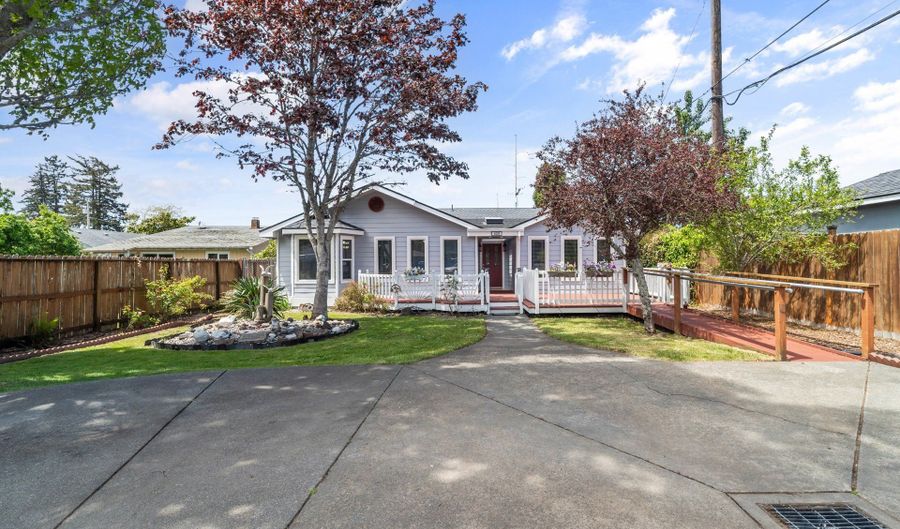 409 PACIFIC Ave, Brookings, OR 97415 - 3 Beds, 2 Bath