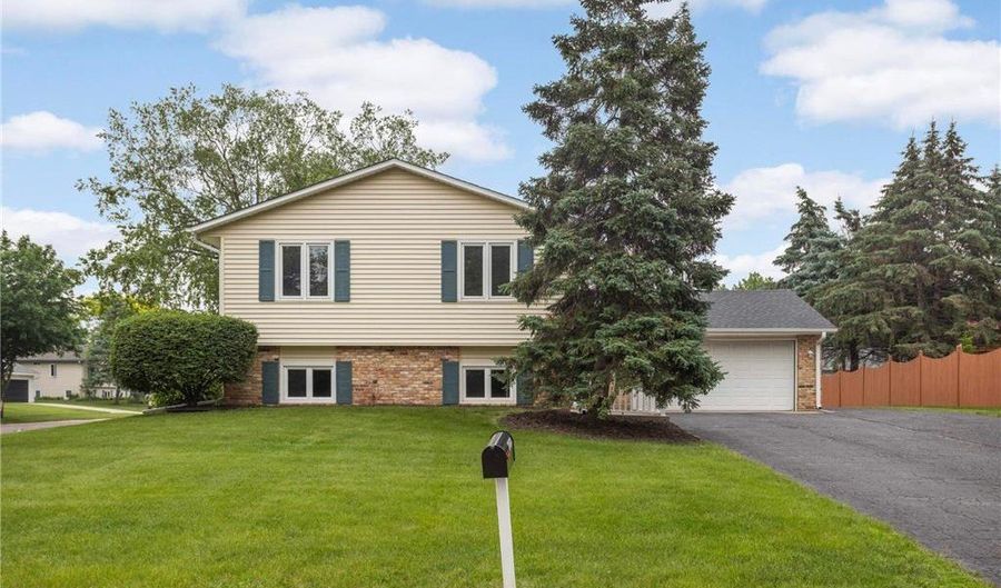 15704 Henna Ct, Apple Valley, MN 55124 - 5 Beds, 3 Bath