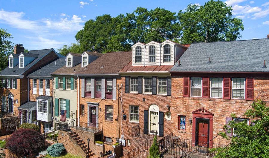 911 S LEE St, Alexandria, VA 22314 - 4 Beds, 4 Bath