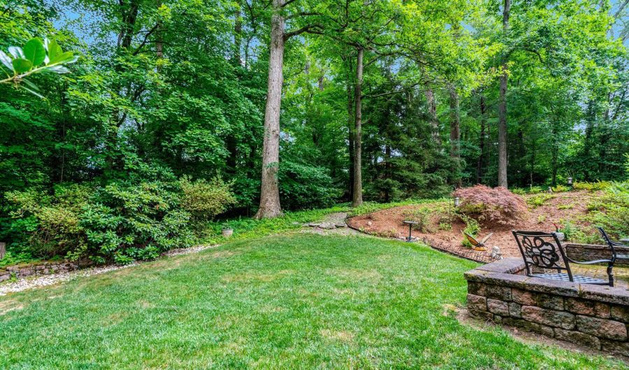 8422 GEORGIAN Way, Annandale, VA 22003 - 4 Beds, 3 Bath