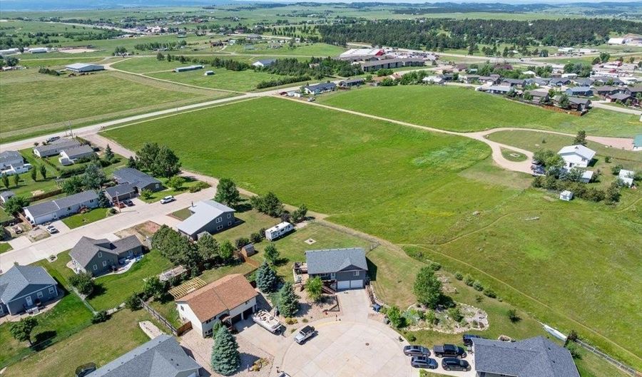 702 Taylor Ct, Belle Fourche, SD 57717 - 3 Beds, 3 Bath