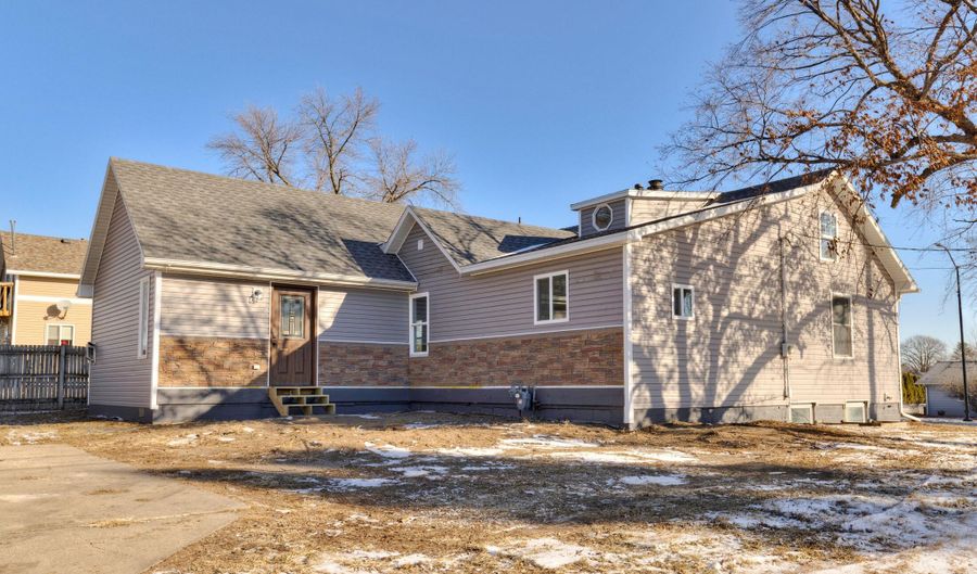 606 1st Ave S, Altoona, IA 50009 - 4 Beds, 2 Bath