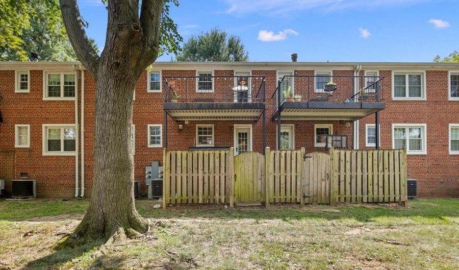 2833 S WAKEFIELD St C, Arlington, VA 22206 - 2 Beds, 1 Bath