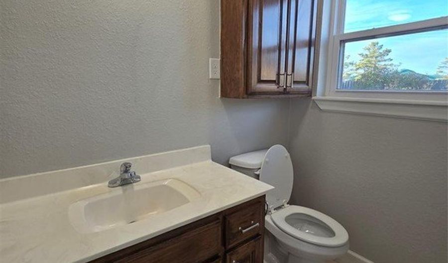 613 Comanche Trl, Altus, OK 73521 - 3 Beds, 2 Bath