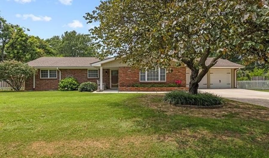 1407 Manor Dr, Bartlesville, OK 74006 - 3 Beds, 2 Bath
