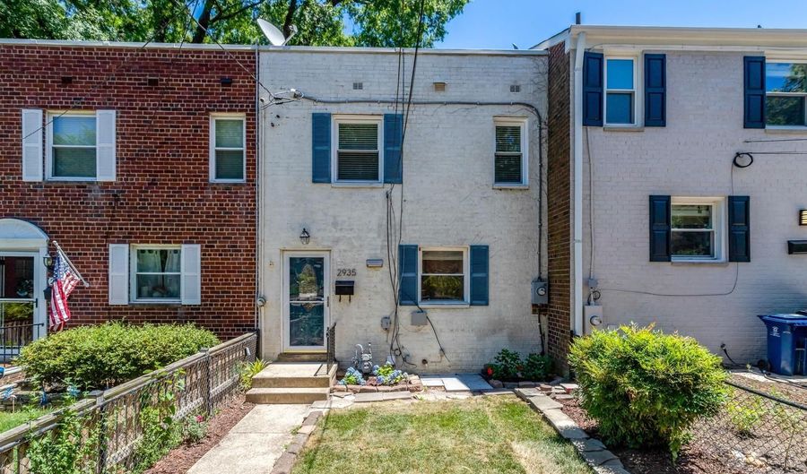 2935 LANDOVER St, Alexandria, VA 22305 - 3 Beds, 2 Bath