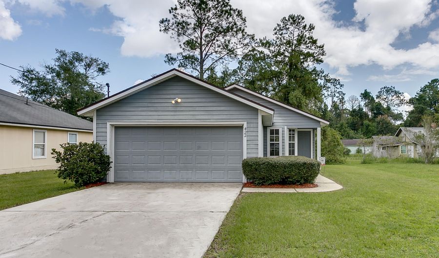 422 VERMONT Ave, Green Cove Springs, FL 32043 - 3 Beds, 2 Bath
