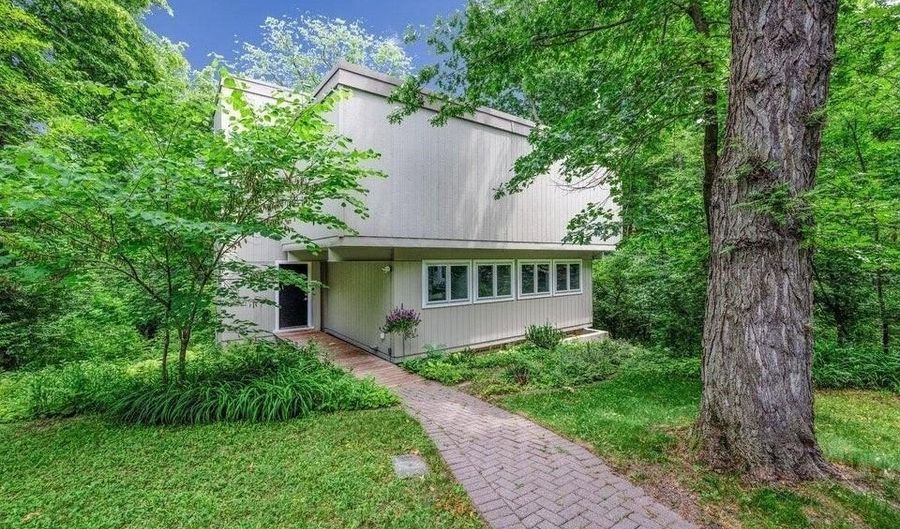 2201 Timberland Rd, Ames, IA 50014 - 3 Beds, 2 Bath