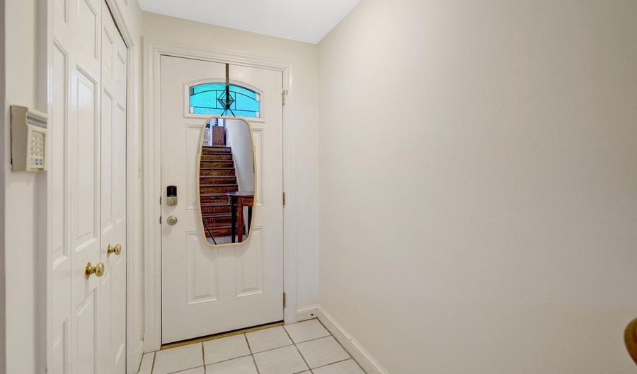 117 PRINCESS St, Alexandria, VA 22314 - 2 Beds, 3 Bath