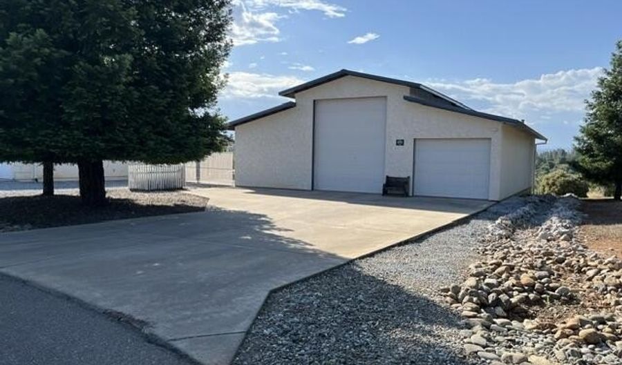 6960 Amber Ridge Dr, Anderson, CA 96007 - 3 Beds, 2 Bath