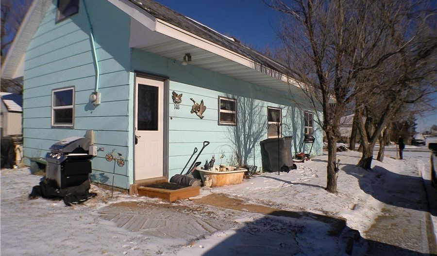 101 N Main St, Baker, MT 59313 - 3 Beds, 2 Bath