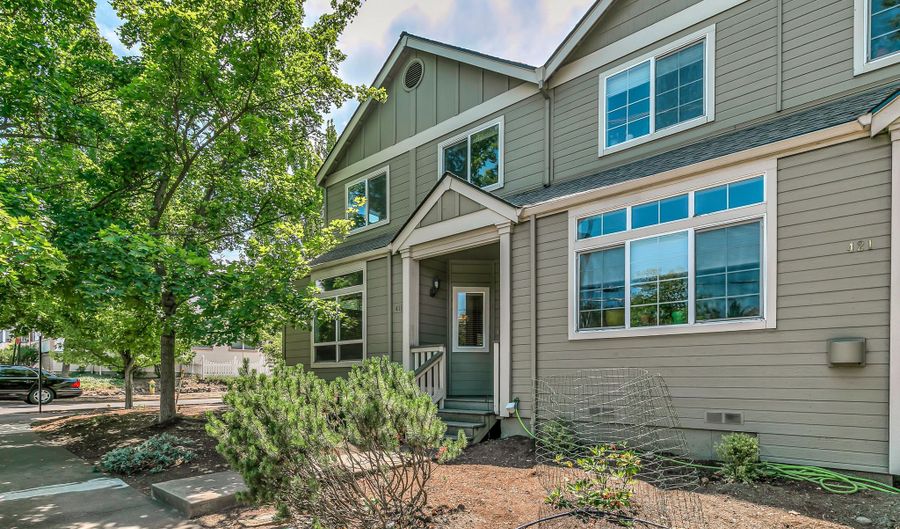 411 N Mountain Ave, Ashland, OR 97520 - 3 Beds, 3 Bath