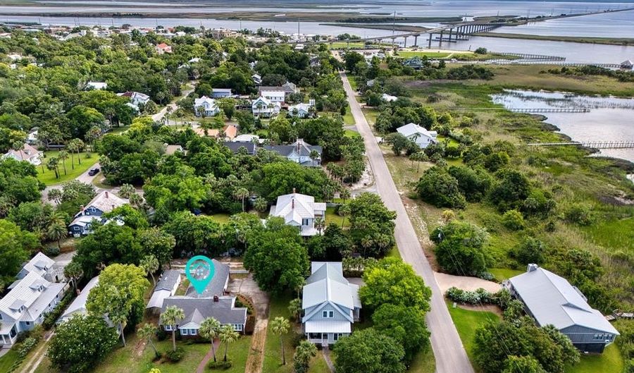 9 11th St, Apalachicola, FL 32320 - 3 Beds, 2 Bath