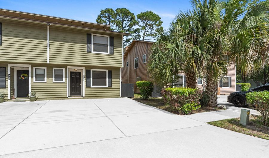 1927 MAIN St, Atlantic Beach, FL 32233 - 3 Beds, 3 Bath
