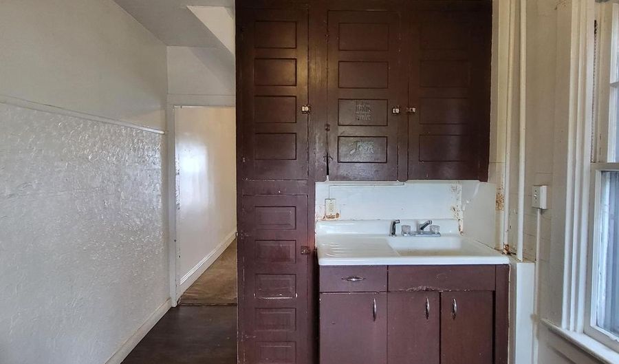 251 LINDEN St, Reading, PA 19604 - 4 Beds, 1 Bath
